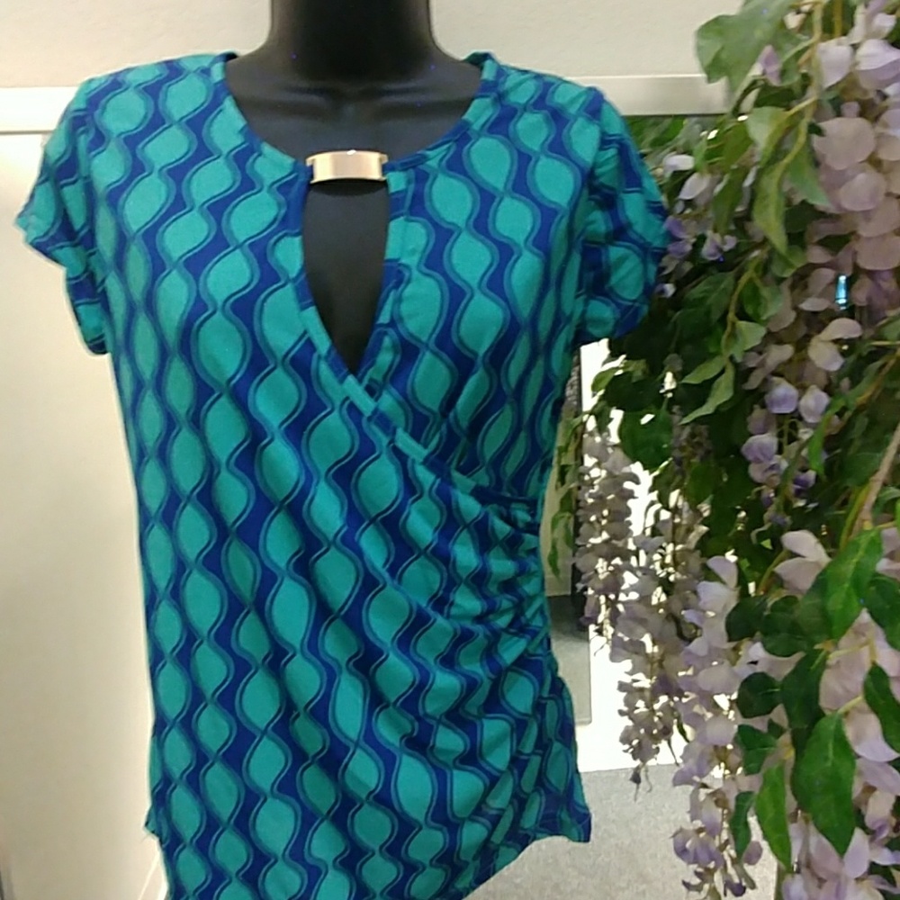 Jon & Anna Keyhole Neck Ruched Top
